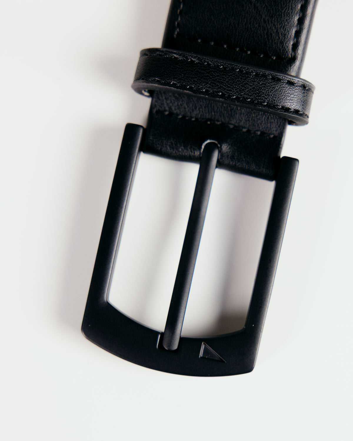Primo Braided Golf Belt Black — buckle logo stamp close up