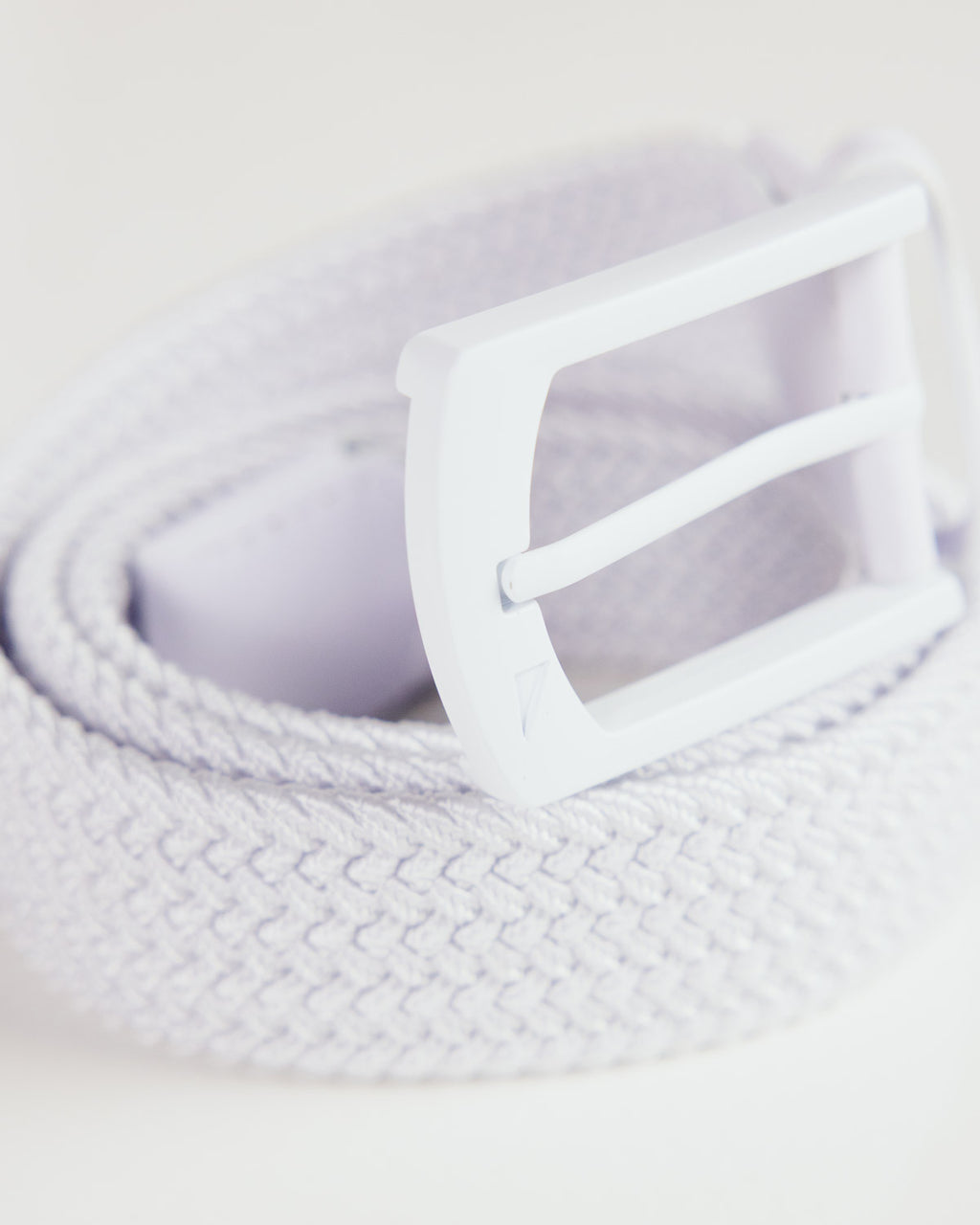 Primo Braided Golf Belt White — embossed PRIMO leather tip close up