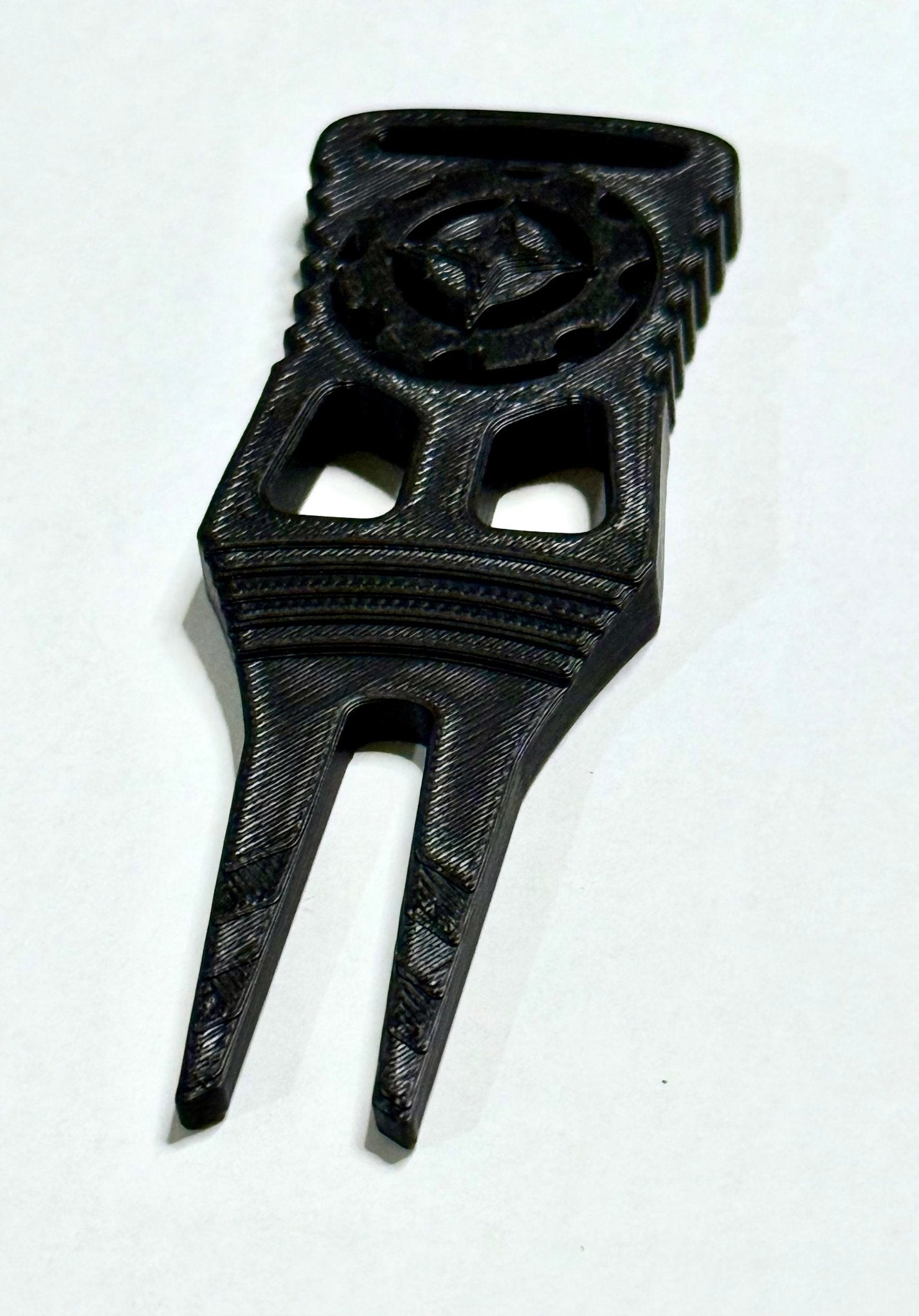 "The Vet" Divot Tool & Ball Marker 1.0 - Blackout - Black Girl Golf